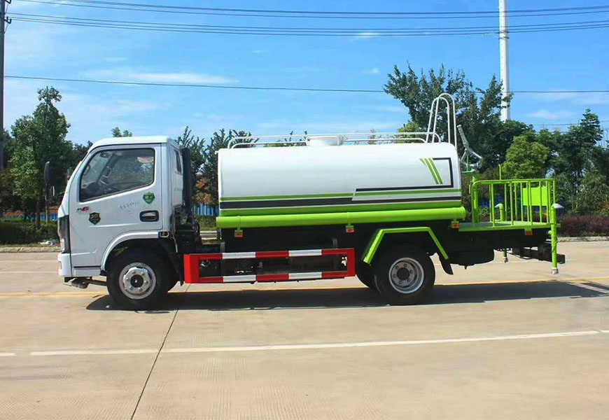 東風(fēng)多利卡5方灑水車側(cè)方展示圖